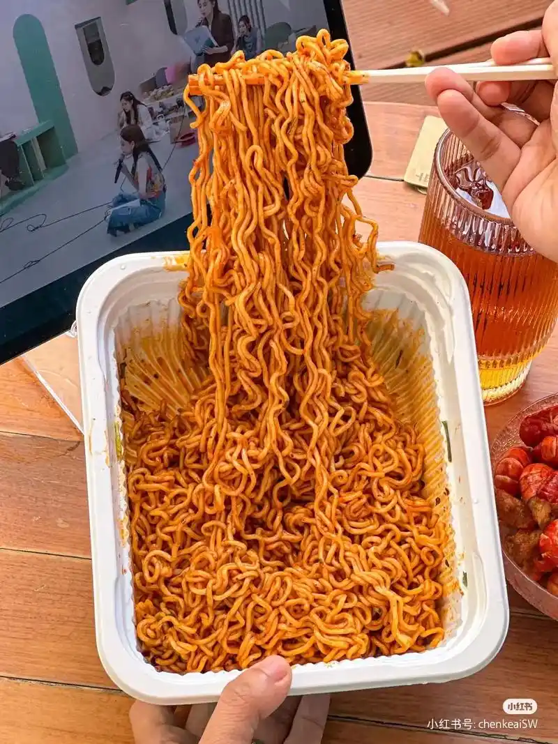 爱吃!白象大辣娇是懂小龙虾拌面的.白象能成为国货之光 - 抖音