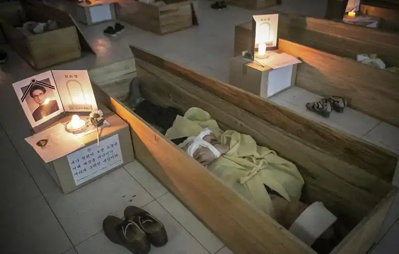 图集_直击|50名韩国人着寿衣参加自己的葬礼,躺进棺材反思人生_澎湃