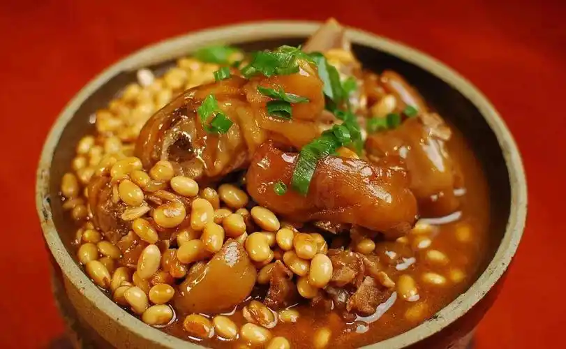猪蹄炖黄豆香味扑鼻黄豆吸收了猪蹄的肉香软绵入味美味营养