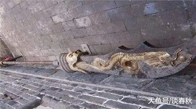 天下暴雨冲开关羽墓看到一样东西百姓痛哭拜错关羽2000年