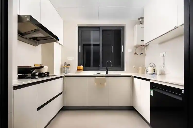 厨房采用u型布局,一体化的定制柜将空间利用率最大化,颜值与实用性