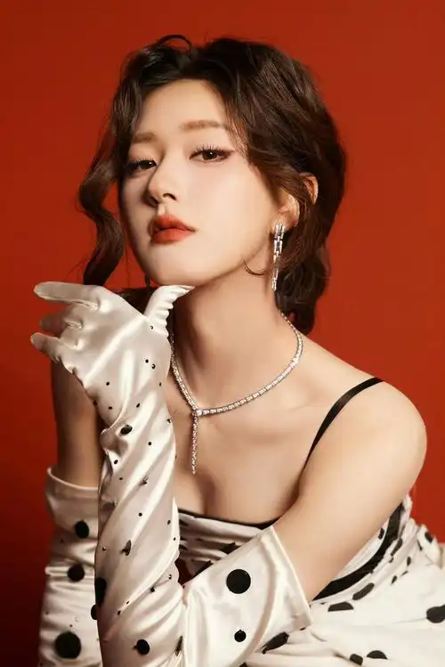 赵露思微博之夜造型图