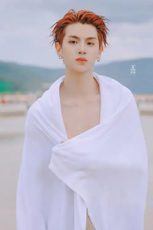 黄明昊海边浴巾写真