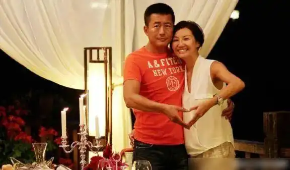 与小16岁娇妻同框,一脸皱纹显老态|江珊|王玲|老戏骨|靳东_网易订阅