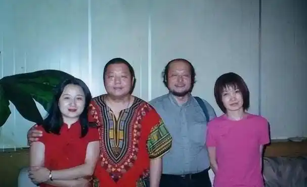 未曾想,臧天朔在星光闪耀之前,早已拥有了一个温馨的家,与挚爱妻子