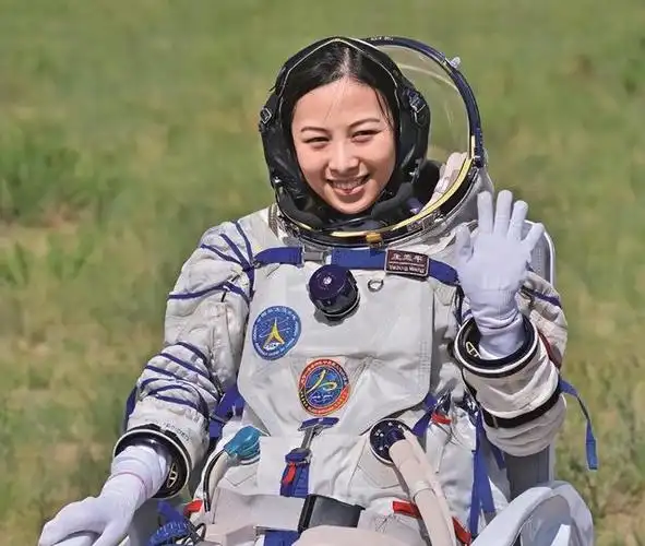 王亚平与战友聂海胜,张晓光正式踏入太空