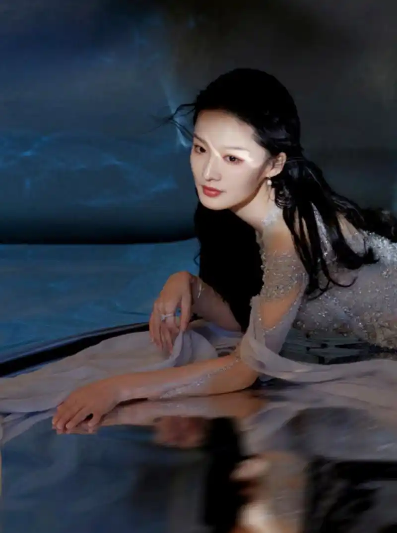 李沁的最新飘逸礼服