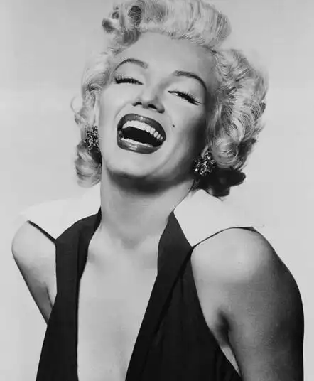 拍摄玛丽莲·梦露的场景,并欣慰的说:"我在年轻时代拍摄了这些照片,我