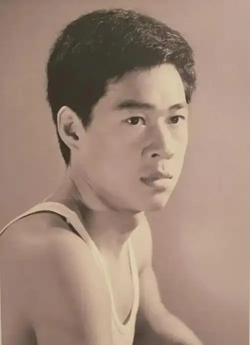 70年代帅气小伙张丰毅照片年轻时浓眉大眼身高出众