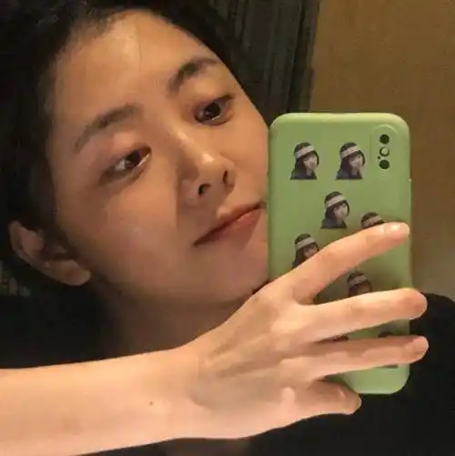 谭松韵素颜玩起自拍,离开妆容修饰颜值让人看愣,手机壳够抢眼_化妆