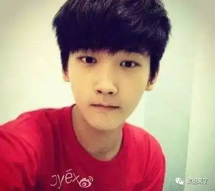 瘦下来的样子↓(原谅娱姐,掘地三尺也就找到了这张胖胖的他)一年后就