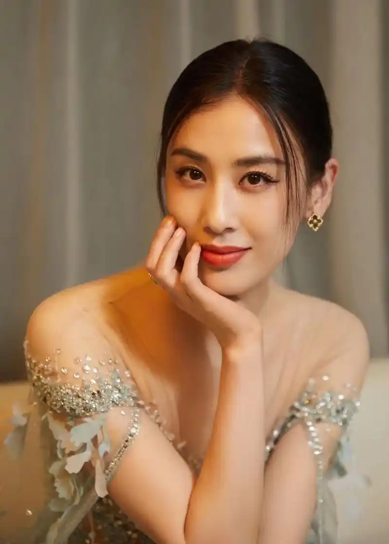 黄圣依亮相2021费加罗风尚盛典 星光格纹礼裙尽显典雅之姿