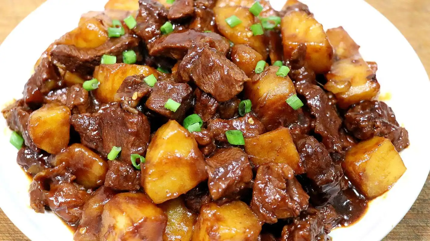 土豆炖牛肉的做法,牛肉软烂入味,土豆软糯,上桌连汤汁都不剩