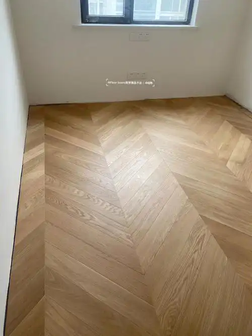 地板铺装原木色鱼骨拼