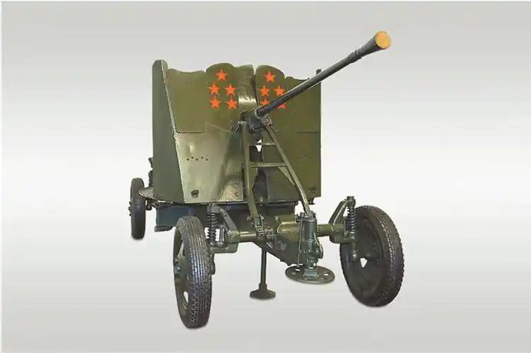 3门苏制m1939式37毫米高射炮一字排开