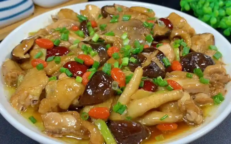 为什么广东人做的冬菇蒸滑鸡特别好吃?教你一招,鸡肉嫩滑无腥味