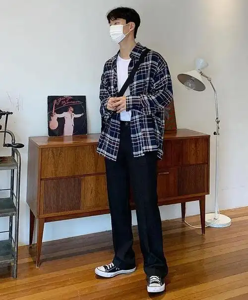 男生秋天穿衬衫太好看了记住这4种潮流搭配帅气不感觉冷