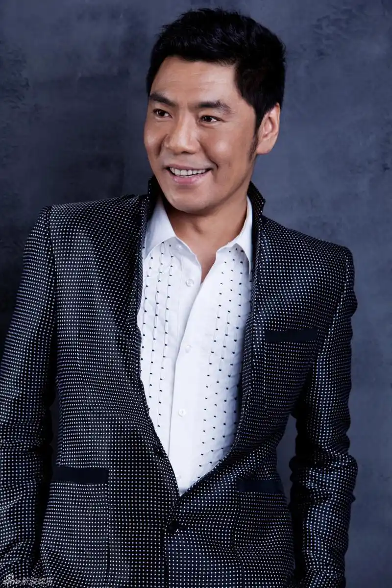 高清组图:屠洪刚发西装写真照片 高调回归歌坛_高清图集_新浪网