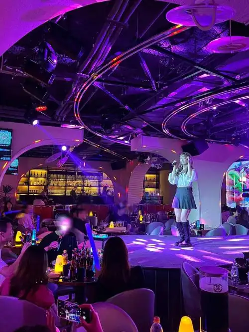 青岛爆满的音乐现场酒吧嗨翻全场75