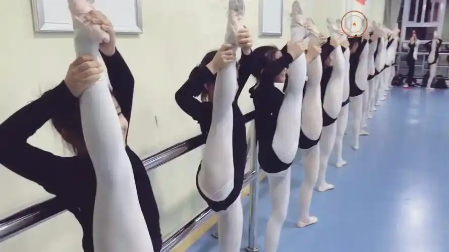 芭蕾女孩 练功房抬腿