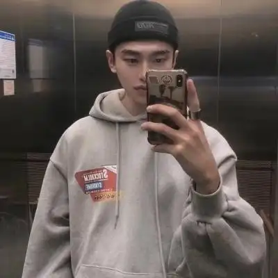 一组超酷对镜自拍的男生头像合集来啦,这里面的男生大多数都没有露脸