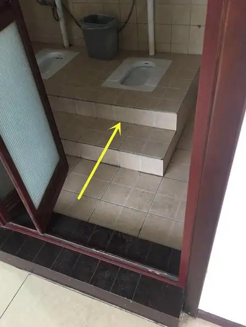 10㎡卫生间为了放浴缸特意抬高25公分砌个地台干湿三式分离