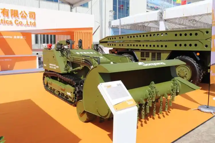 中国新型扫雷车造型怪异几十米外隔山打牛引爆地雷