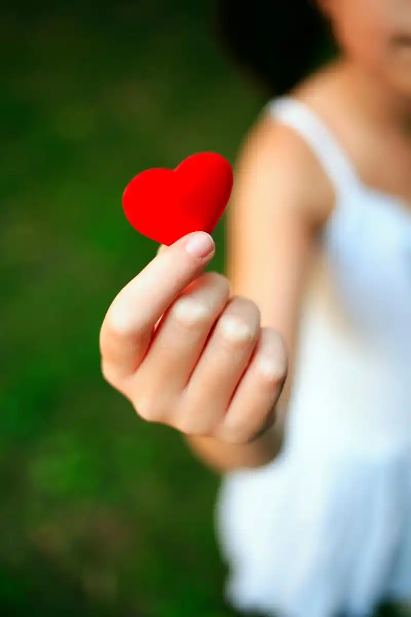 比心,许多人都会,但是,千年前的壁画上,竟然有比心的画面,确实令人