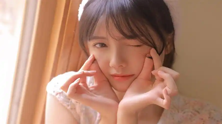 可爱少女吊带性感高清桌面壁纸