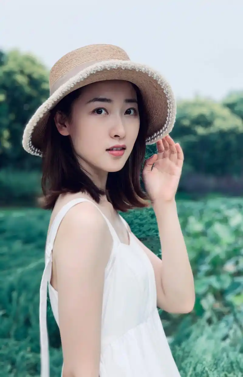 何雨虹:花容月貌,俏丽多姿