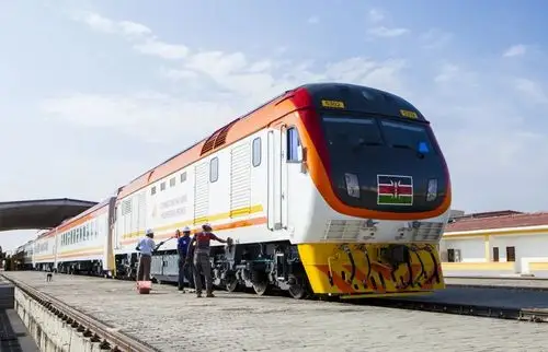 休假人员受疫情影响不能返岗的困难,每天一丝不苟地完成机车整备检查