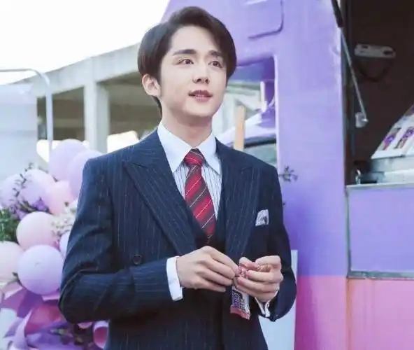 原创原创变成你的那一天路透张新成生图颜值抗打女主坐姿太霸气了