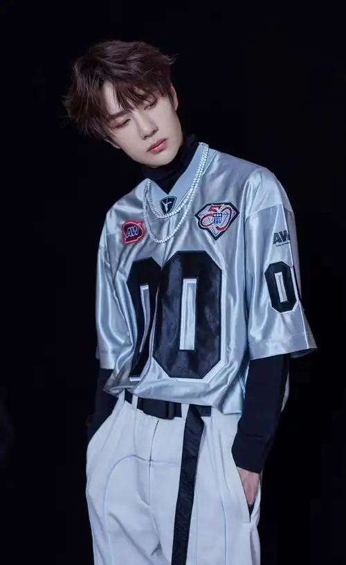 王一博酷帅撩人时尚写真图片