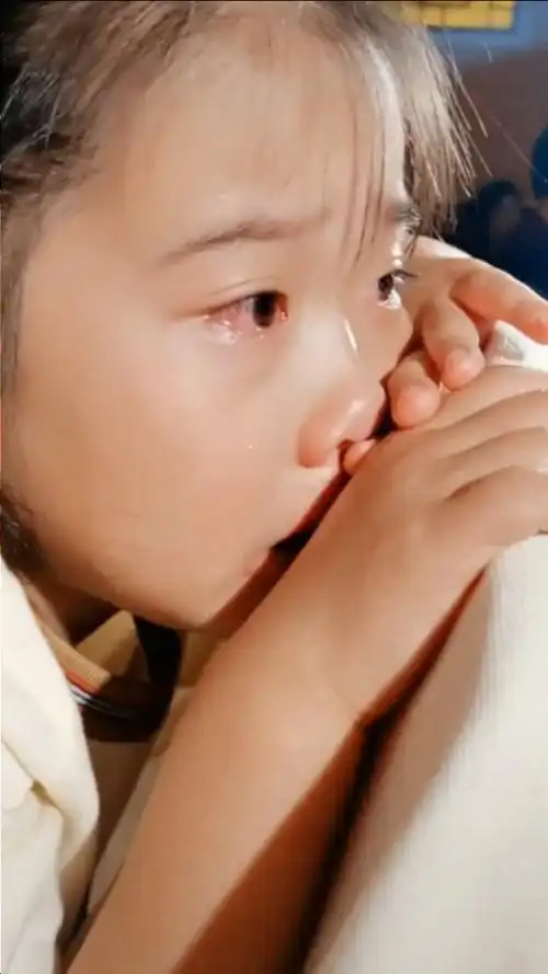 小女孩在小姨婚礼上趴凳子哭泣 网友们看到后直呼"心疼"