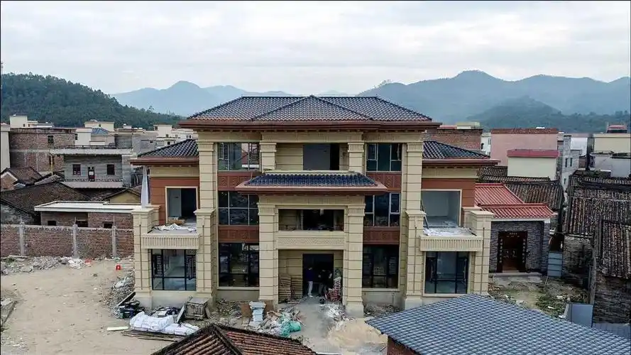 广东农村夫妇自建三层别墅,高端大气上档次,比城里的房子还漂亮