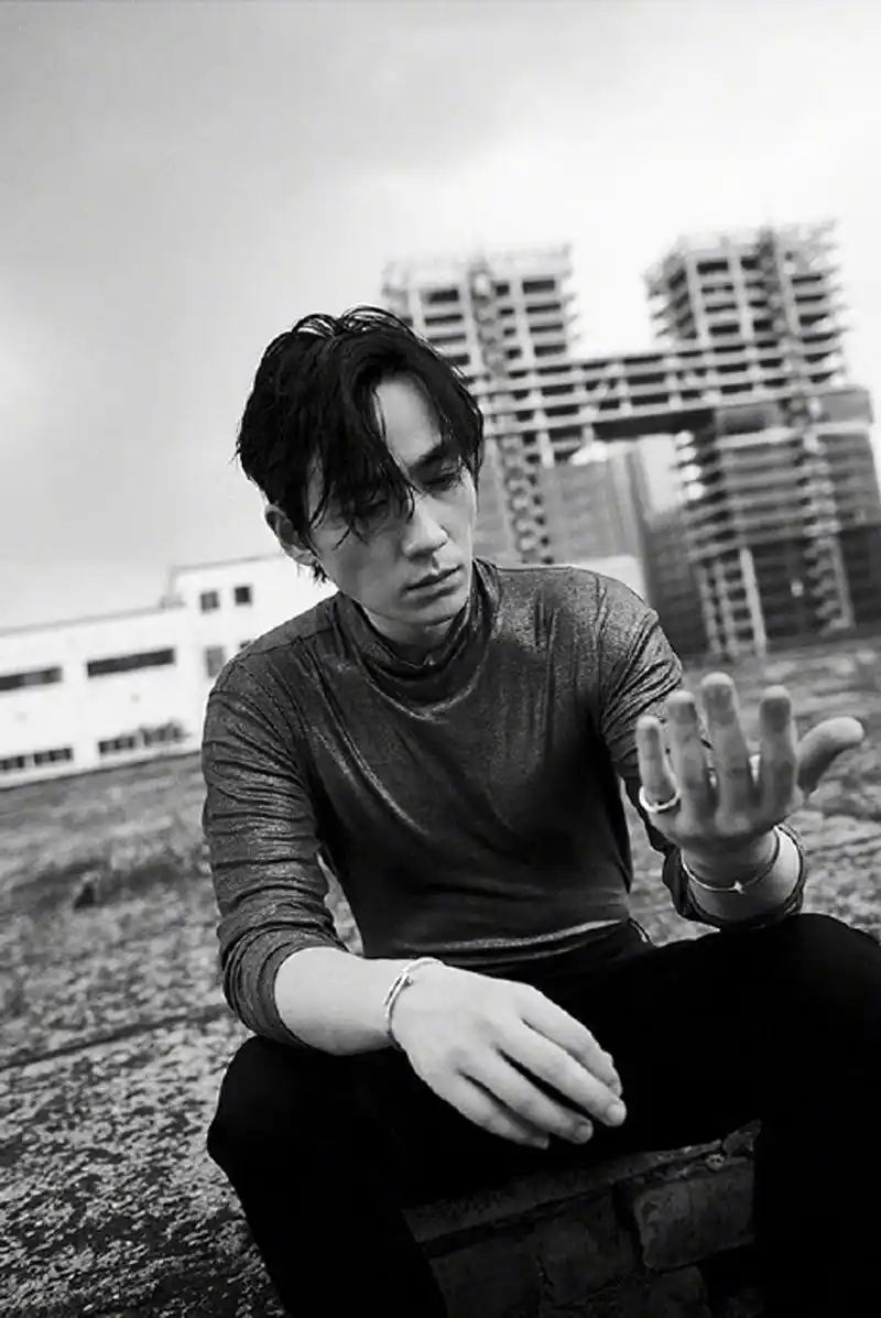 朱一龙图片 朱一龙黑白时尚大片