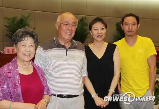 《燃烧的石榴》主演陶玉玲,许还山,岳红,叶鹏(左起)