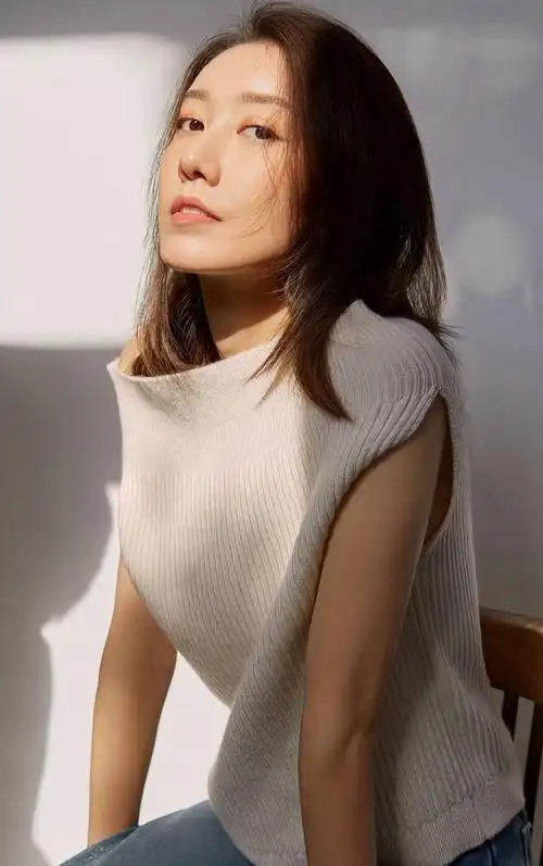 高露粉嫩佳人明艳写真,魅力可人!__财经头条