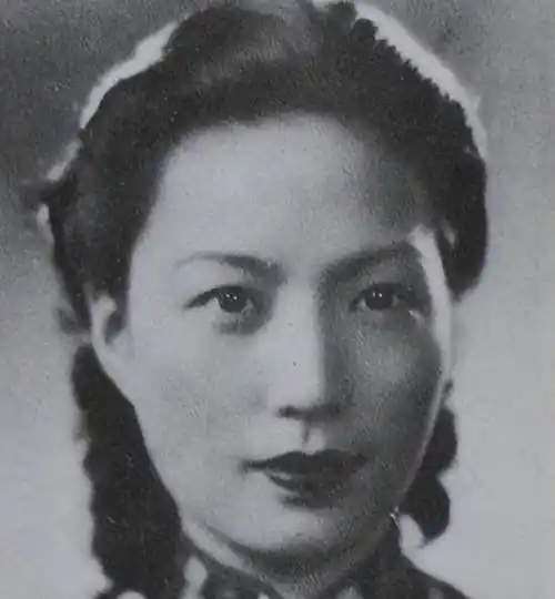 杜月笙痴爱孟小冬30年,62岁才与她结婚,去世前的遗