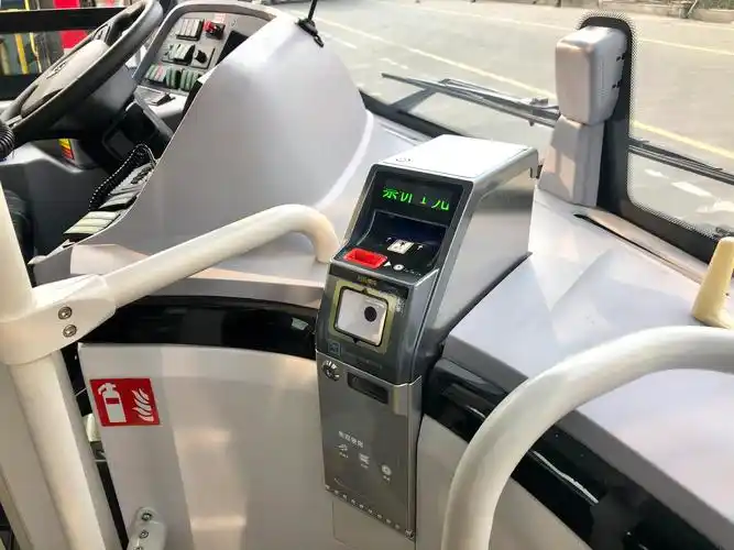 一步即可上车,平稳又舒适……松江上新25辆白色纯电动公交车