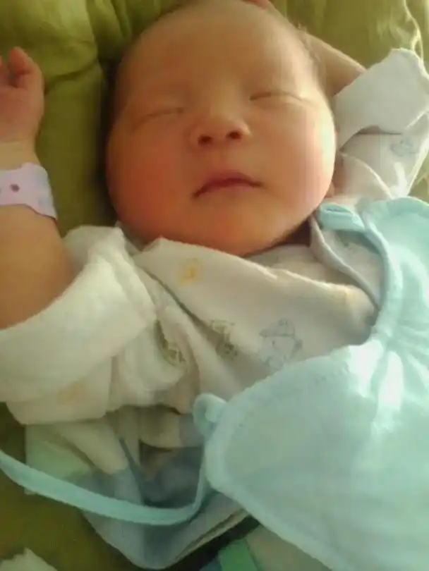 翻出孩子出生时的照片保存下来,欣赏一下成长的点点滴滴,记录美 - 抖