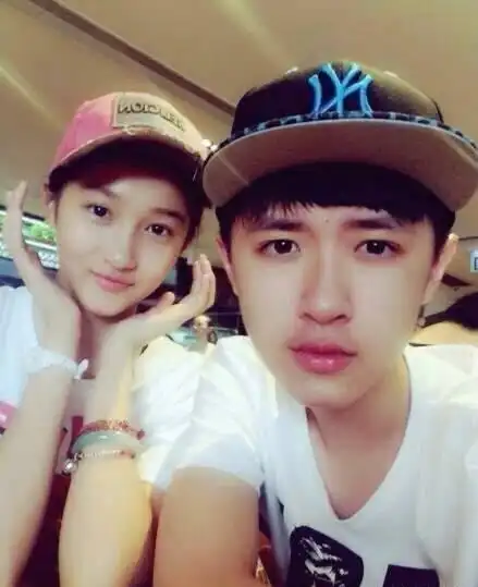 关晓彤和张逸杰曾被发现情侣短袖,出现在各自的自拍中.