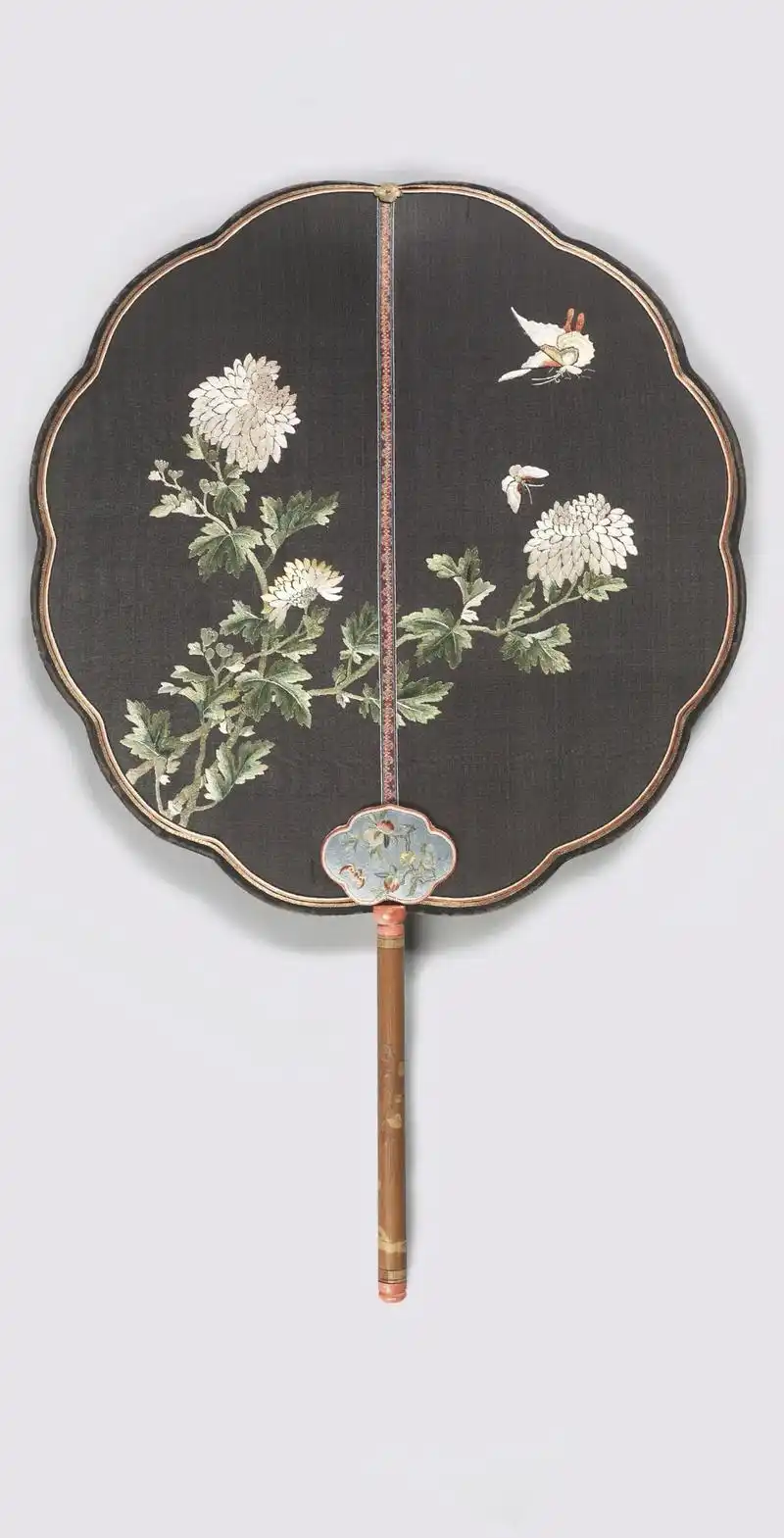 清/【黑绸绣花蝶竹柄团扇】扇作十二葵瓣形,扇面黑绸地上双面绣 - 抖