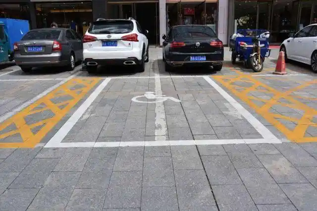 一类是供家用汽车类的小型汽车使用的小型停车位,它们的两个边长的