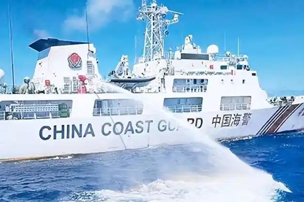 台岛大吨位海巡船进入海峡,大陆不惯着,海警054a携76mm炮出动