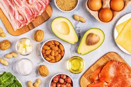 酮,生酮饮食,低碳水化合物,健康食品背景,俯视图.照片