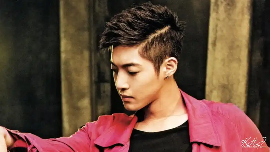 桌面壁纸 明星图片 > 正文  本文 霸气金贤重精美主题_帅气王子金贤重