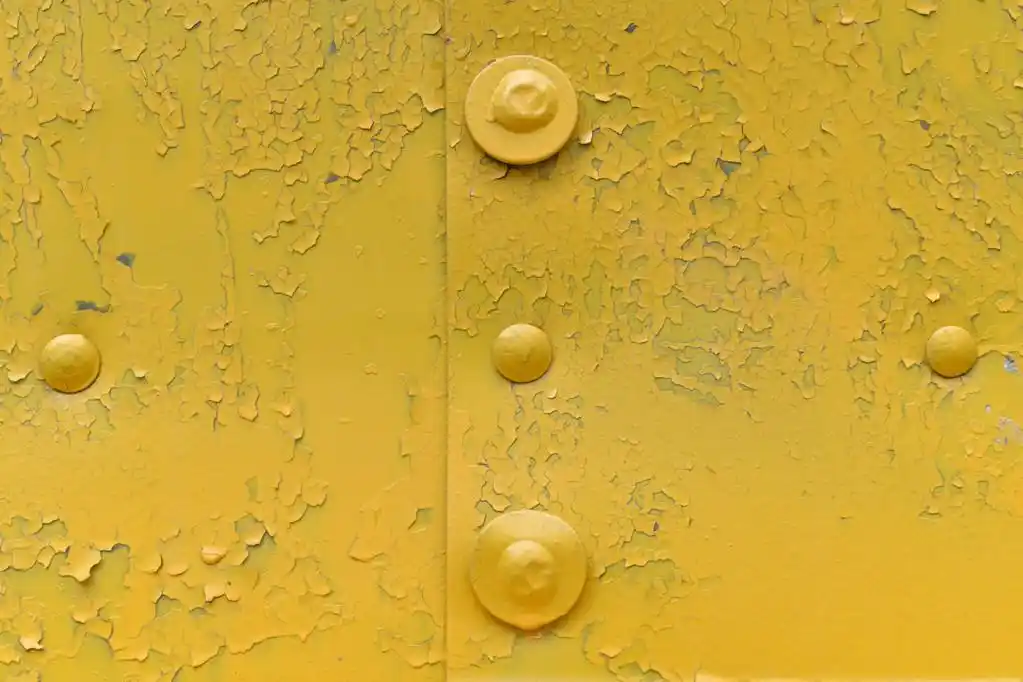 金属的背景,从金属铆钉与白色漆绘背景