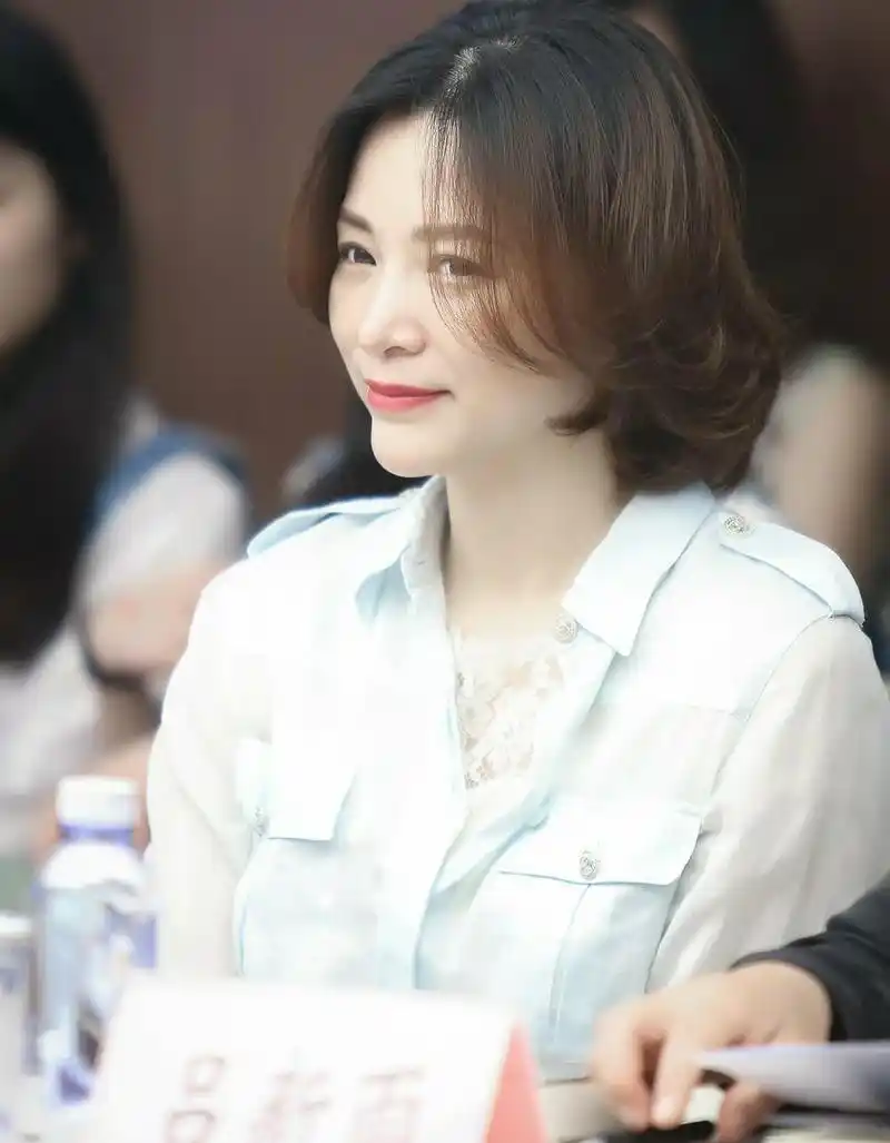 董卿换发型堪比整容中分波波头配蕾丝内搭塑造性感小女人形象