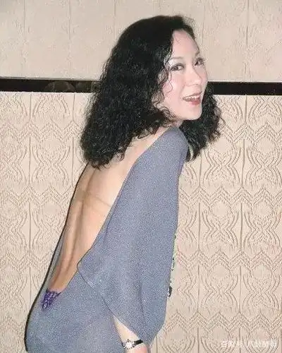 和小19岁阔少"忘年恋"?做不靠男人的单身富婆有多快乐?